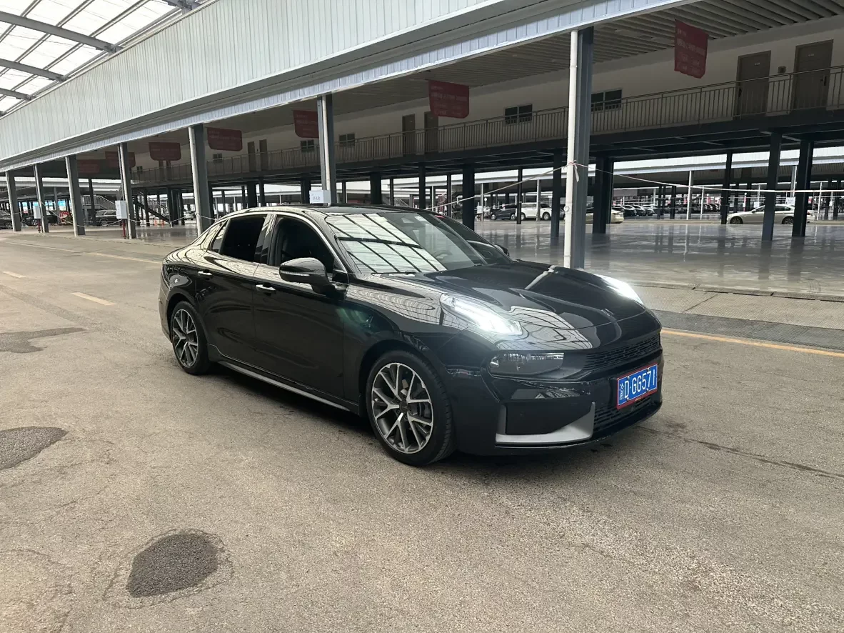 Lynk & Co 03