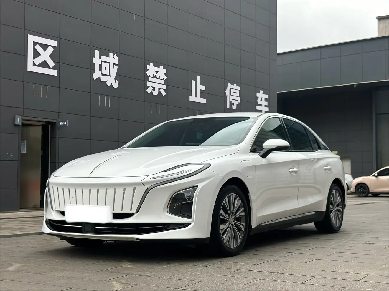 Hongqi E-QM5