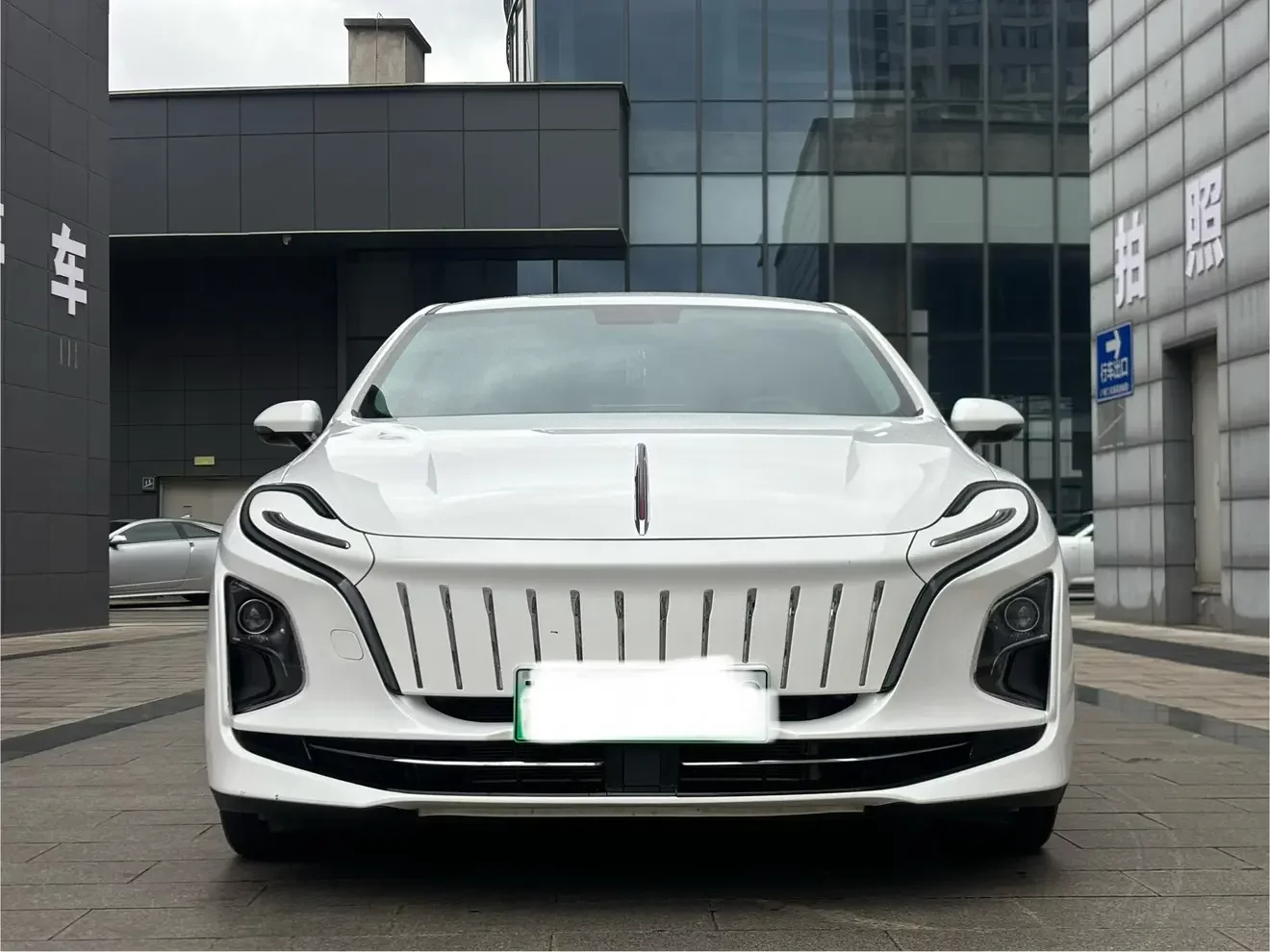 Hongqi E-QM5