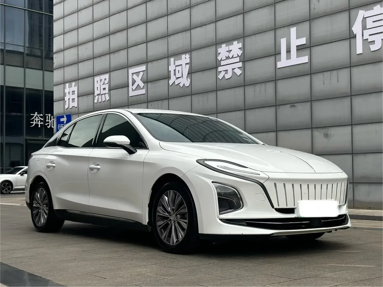 Hongqi E-QM5