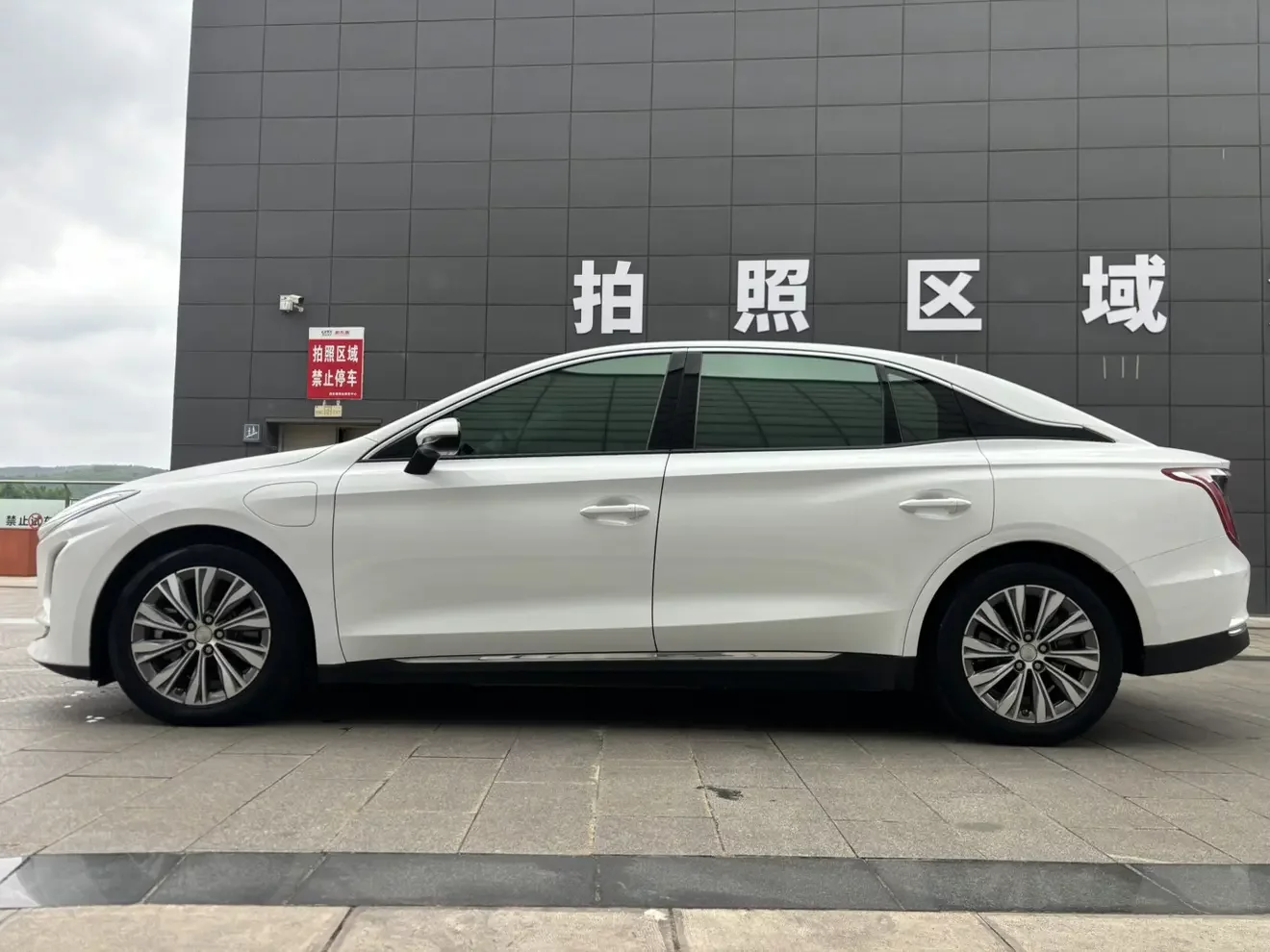 Hongqi E-QM5