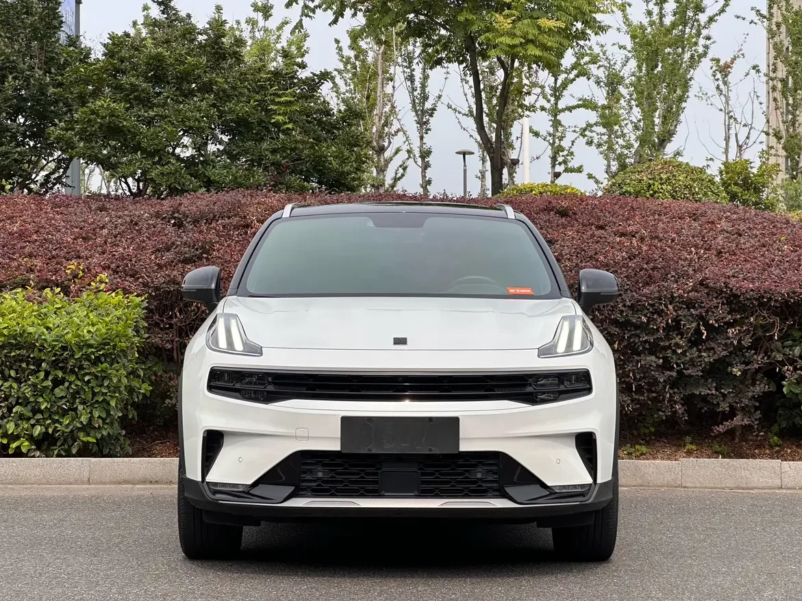 Lynk & Co 06