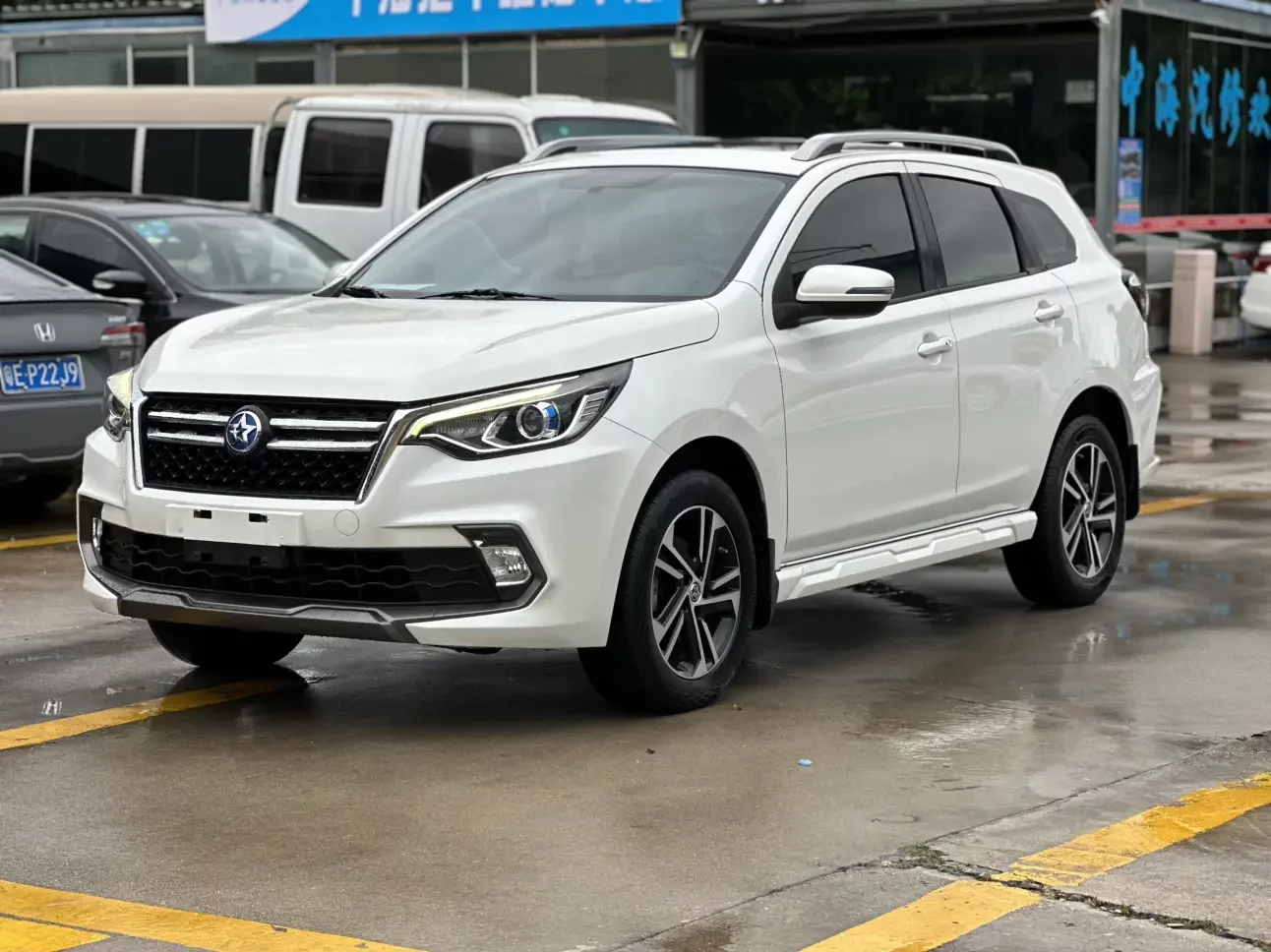 Kai Chen Venucia T70