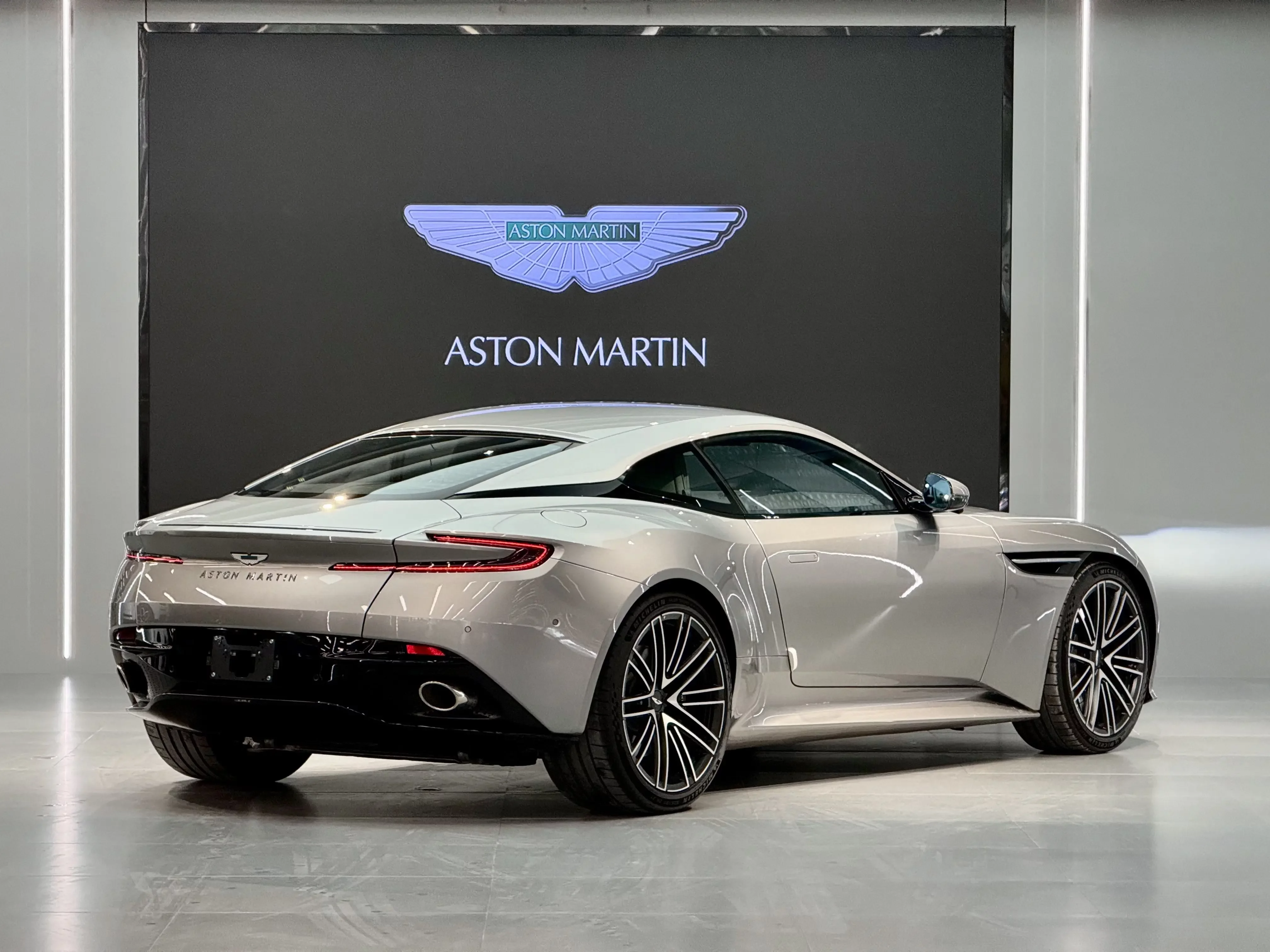 Aston Martin DB12