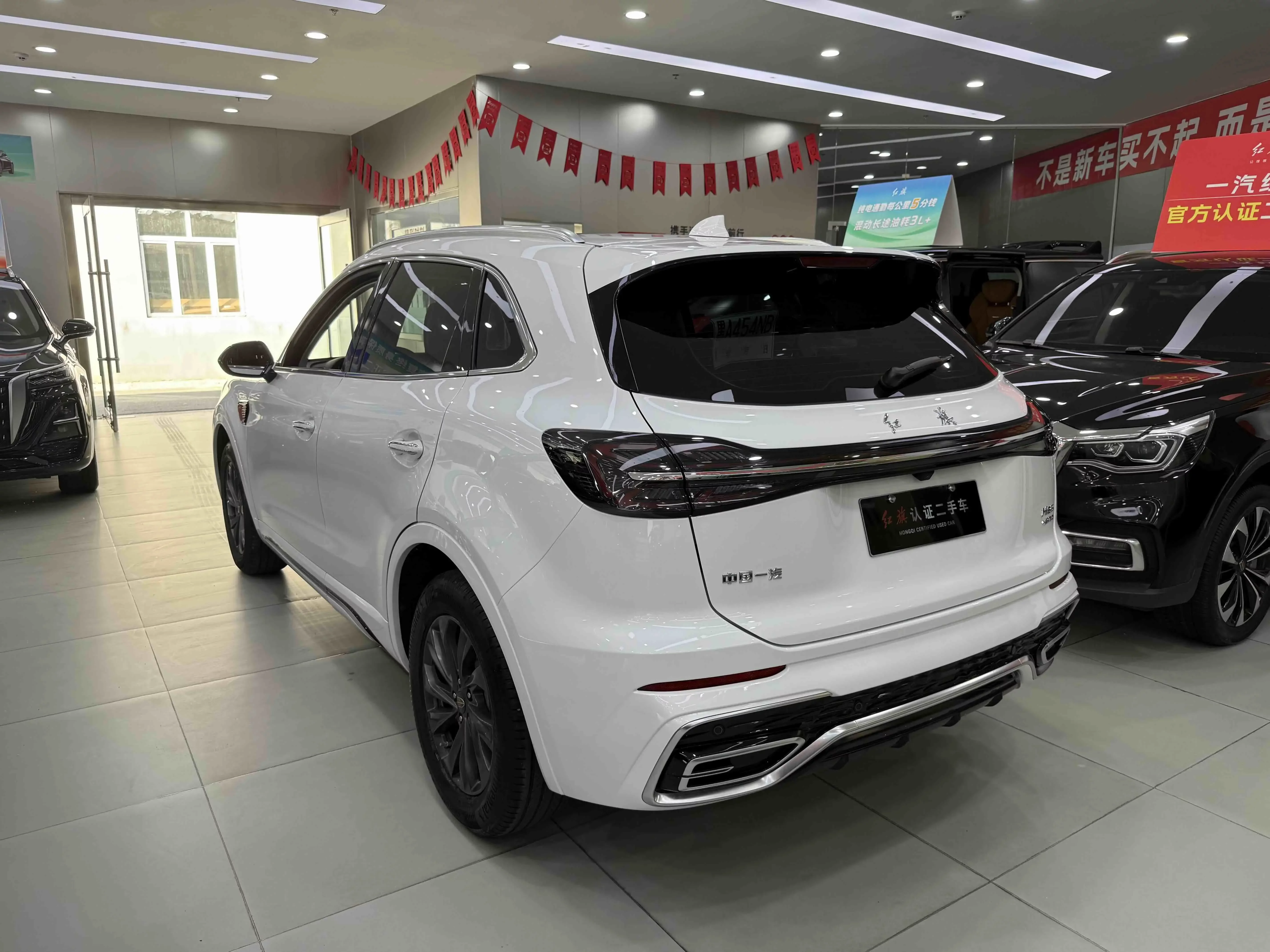 Hongqi HS5