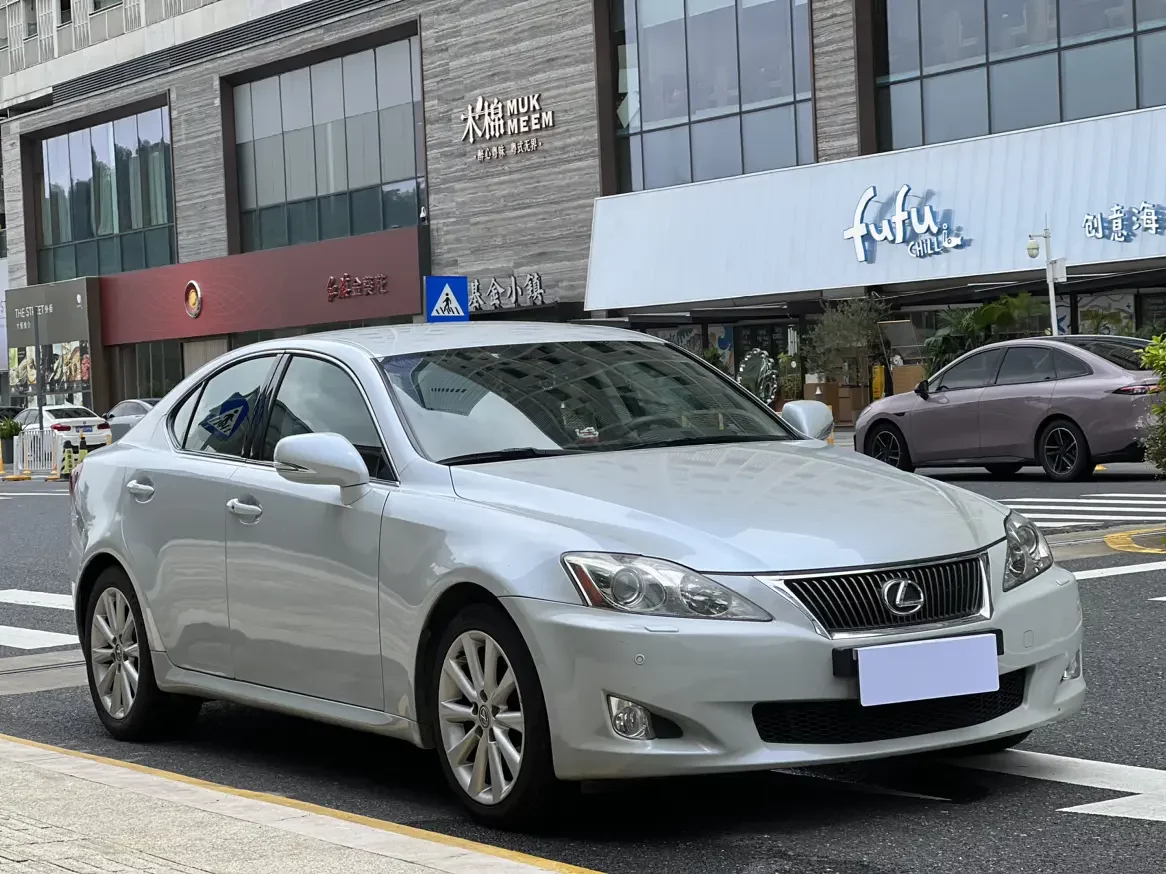 Lexus IS