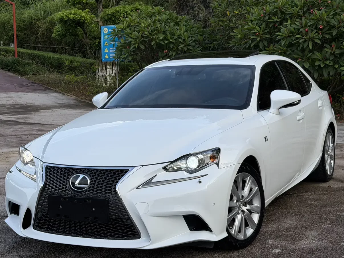 Lexus IS