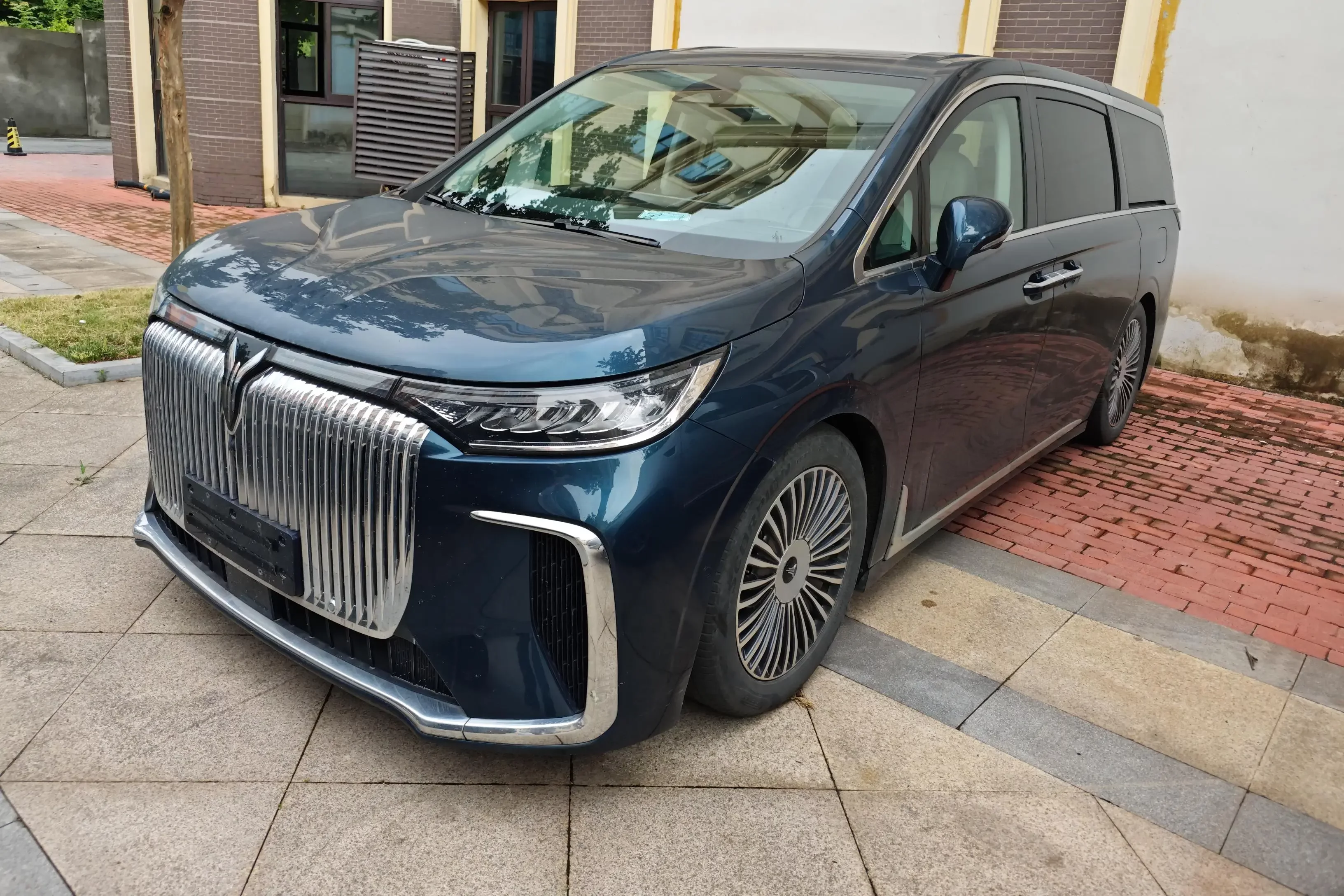 Voyah Lantu Dreamer PHEV  из Китая