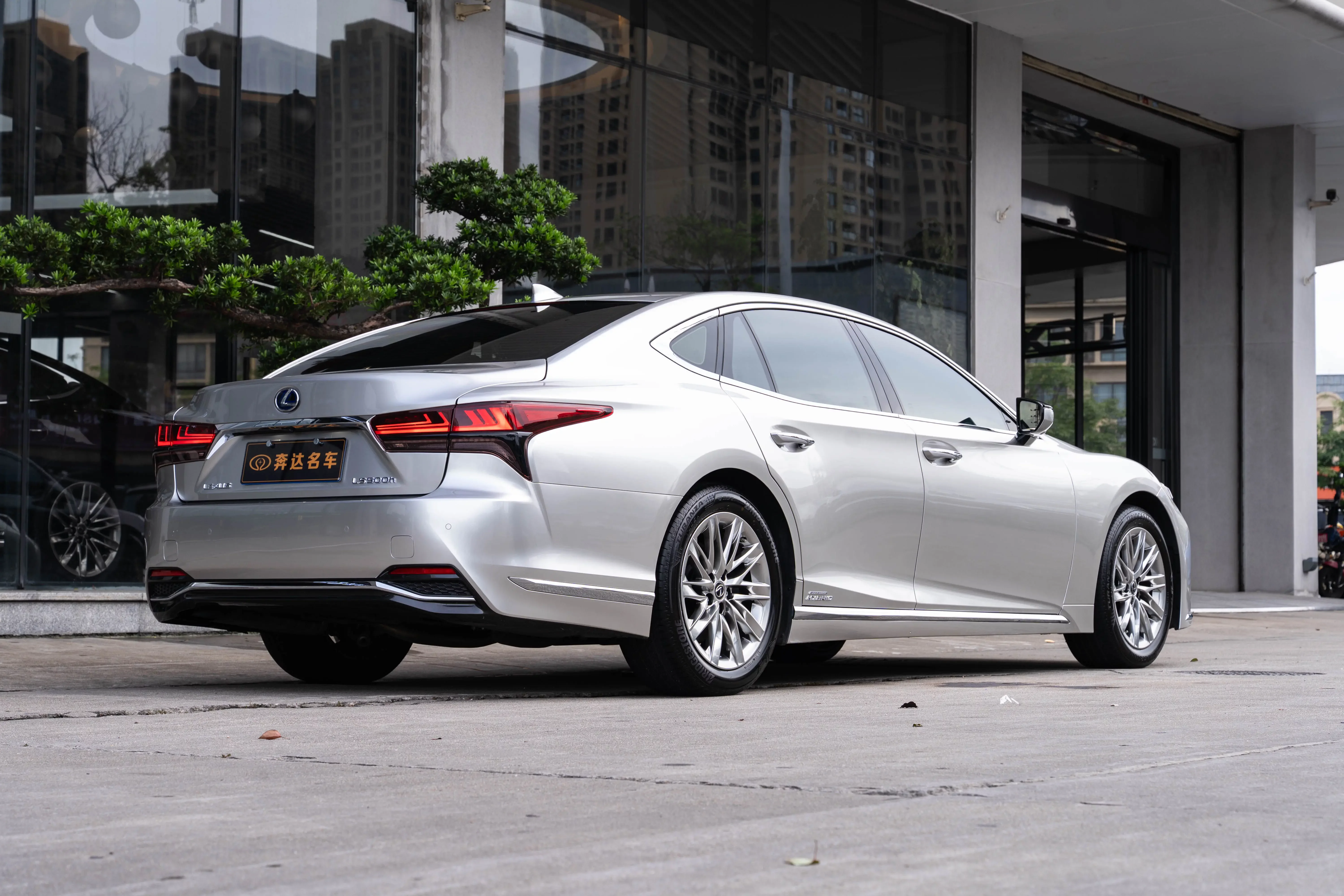 Lexus LS
