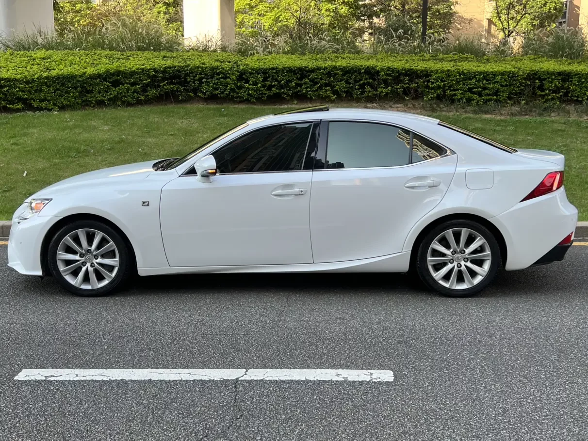 Lexus IS