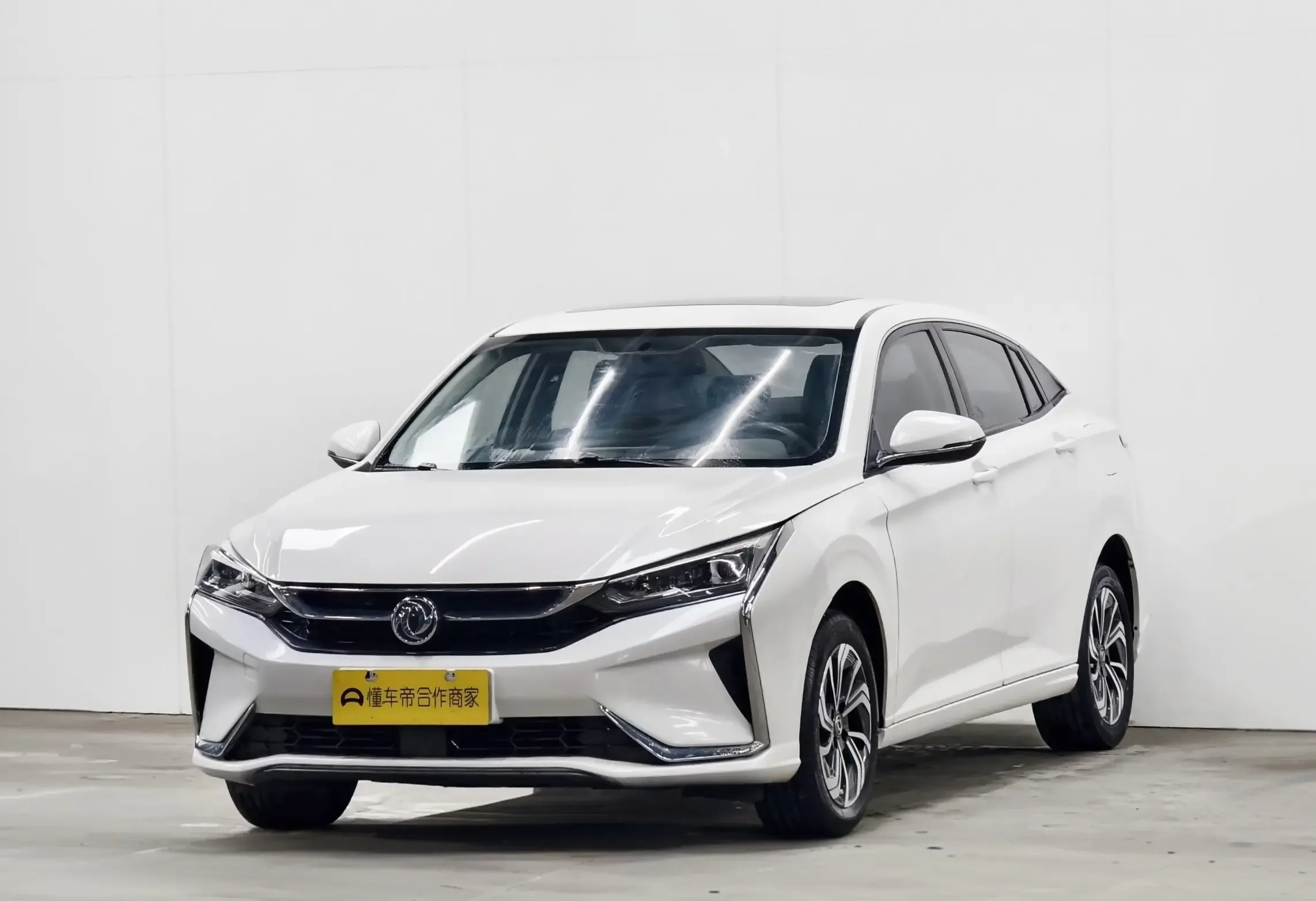 Dongfeng Yixuan  из Китая