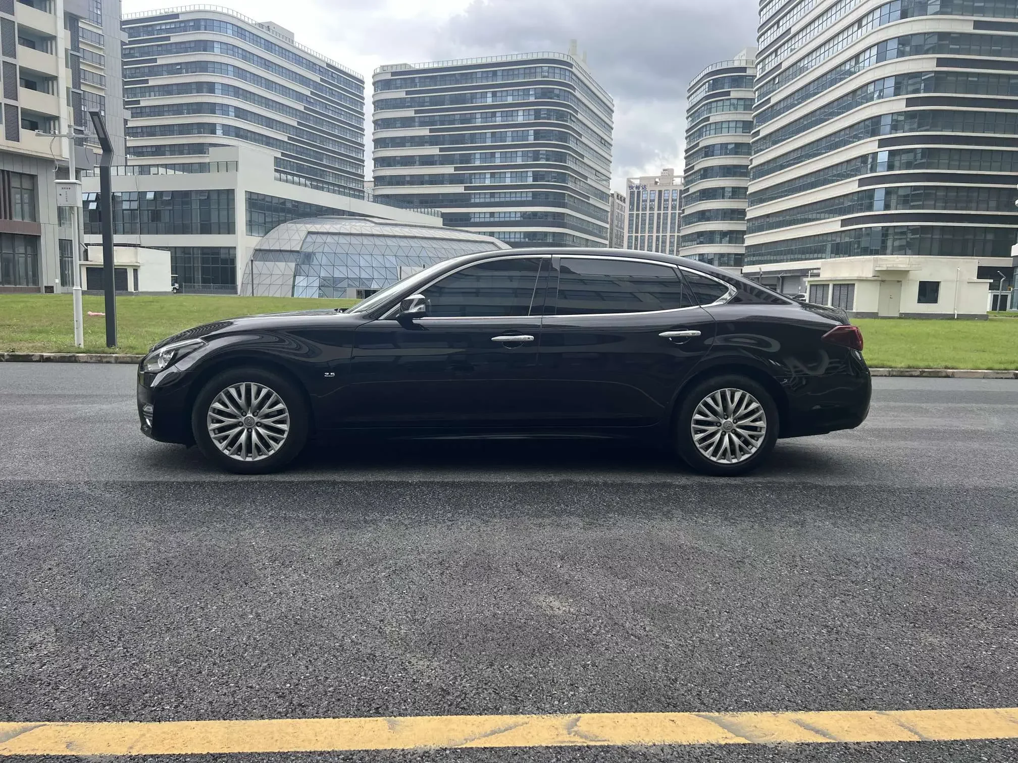 Infiniti Q70