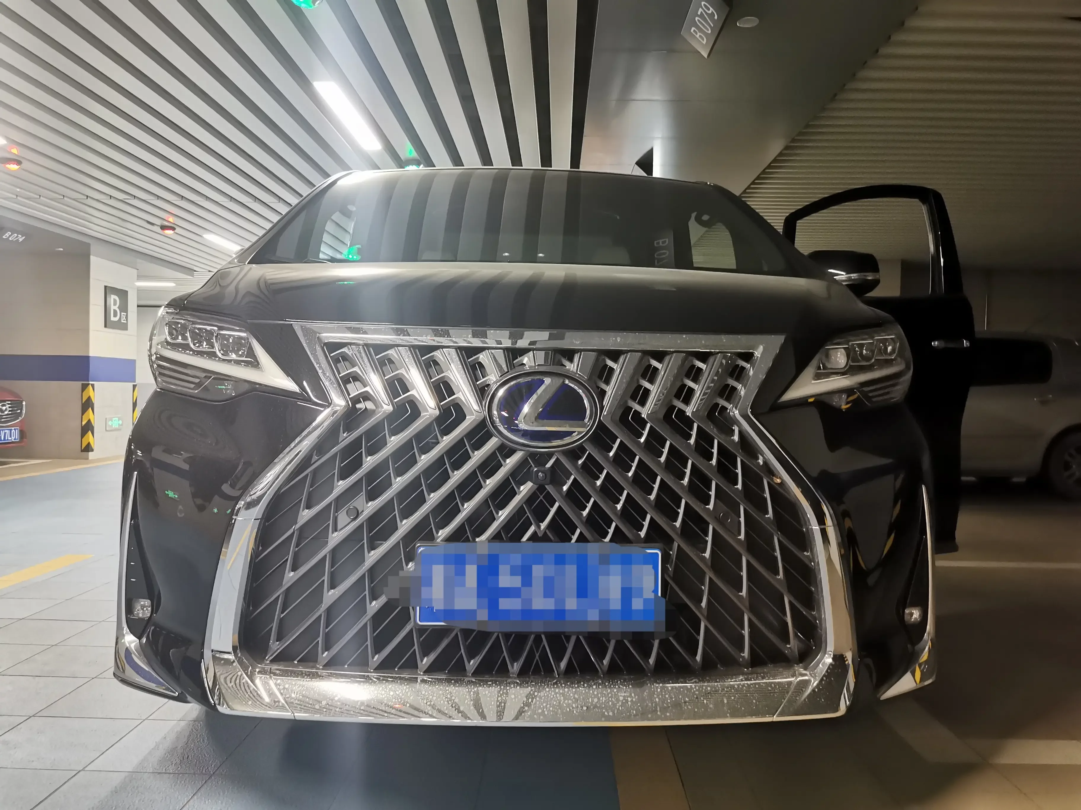 Lexus LM