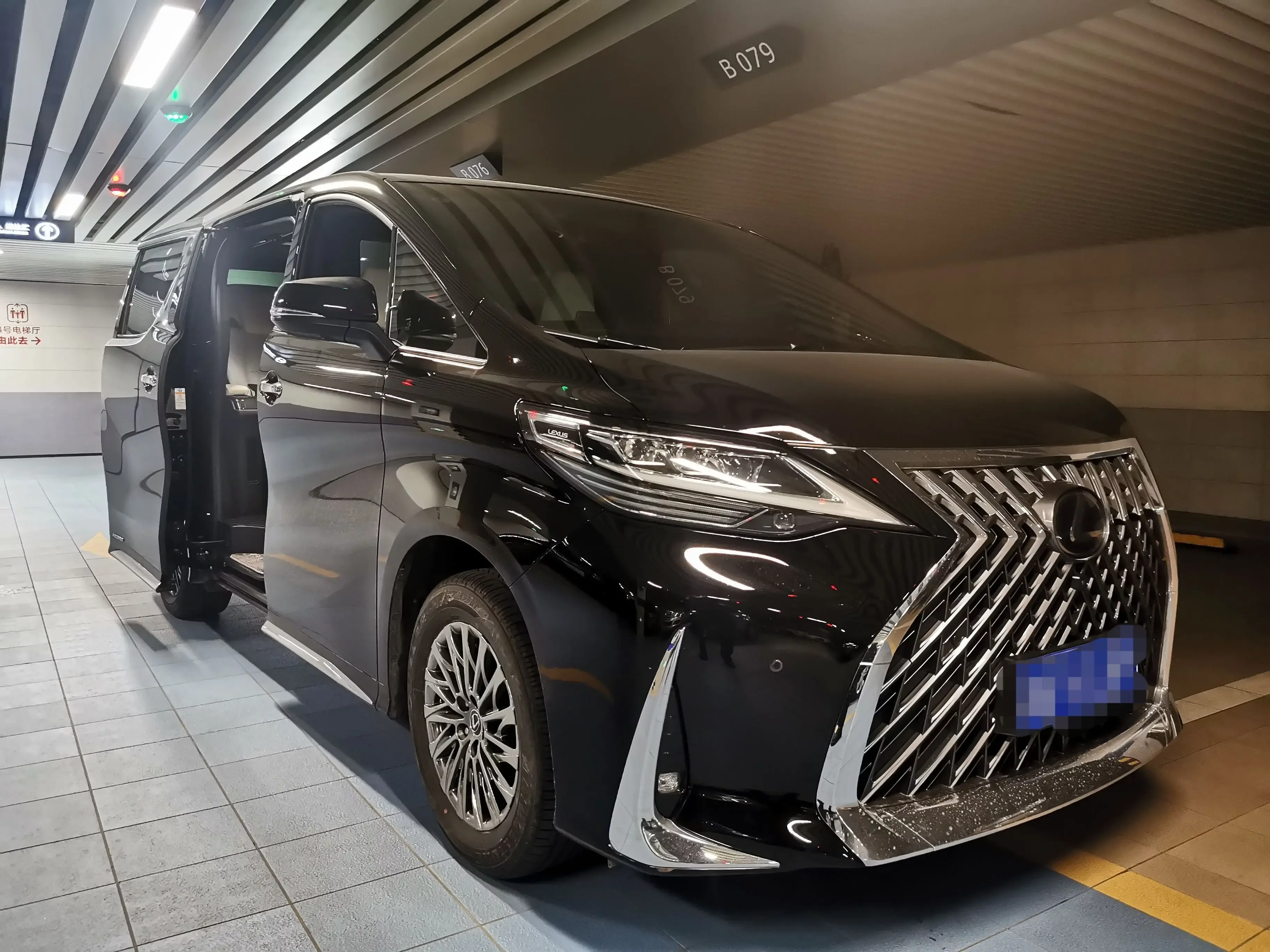 Lexus LM
