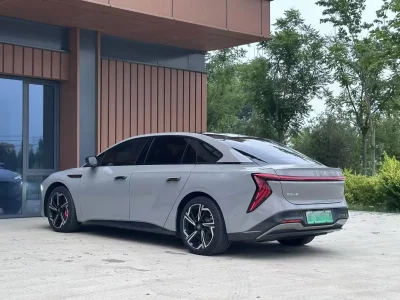 Hongqi EH7