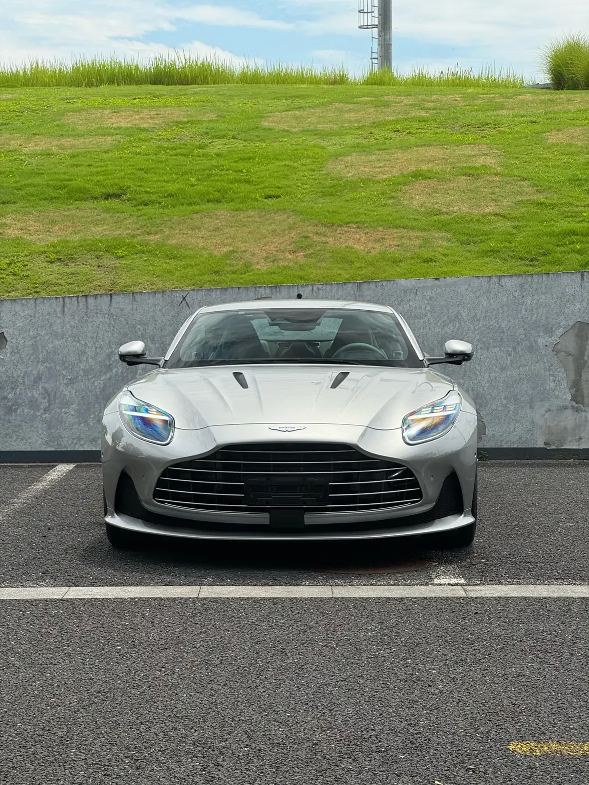 Aston Martin DB12
