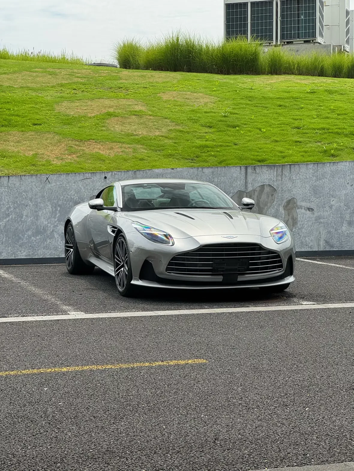Aston Martin DB12