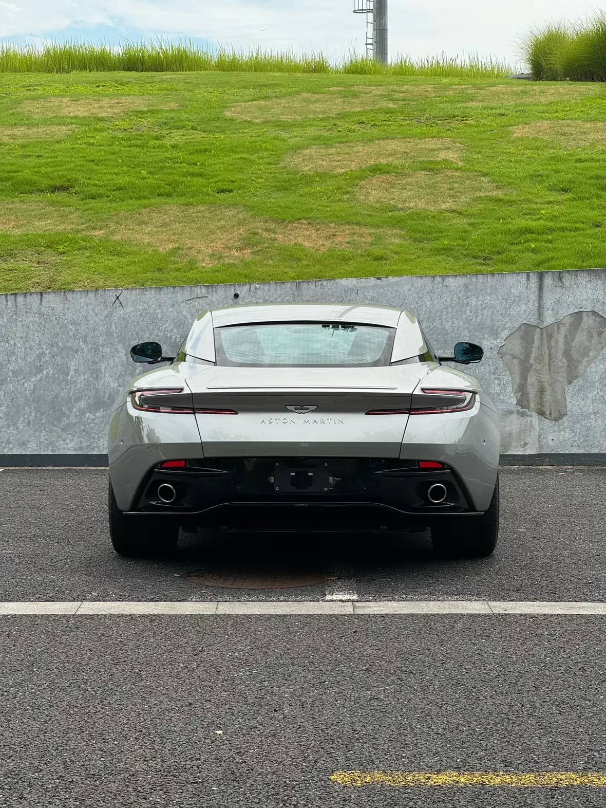 Aston Martin DB12
