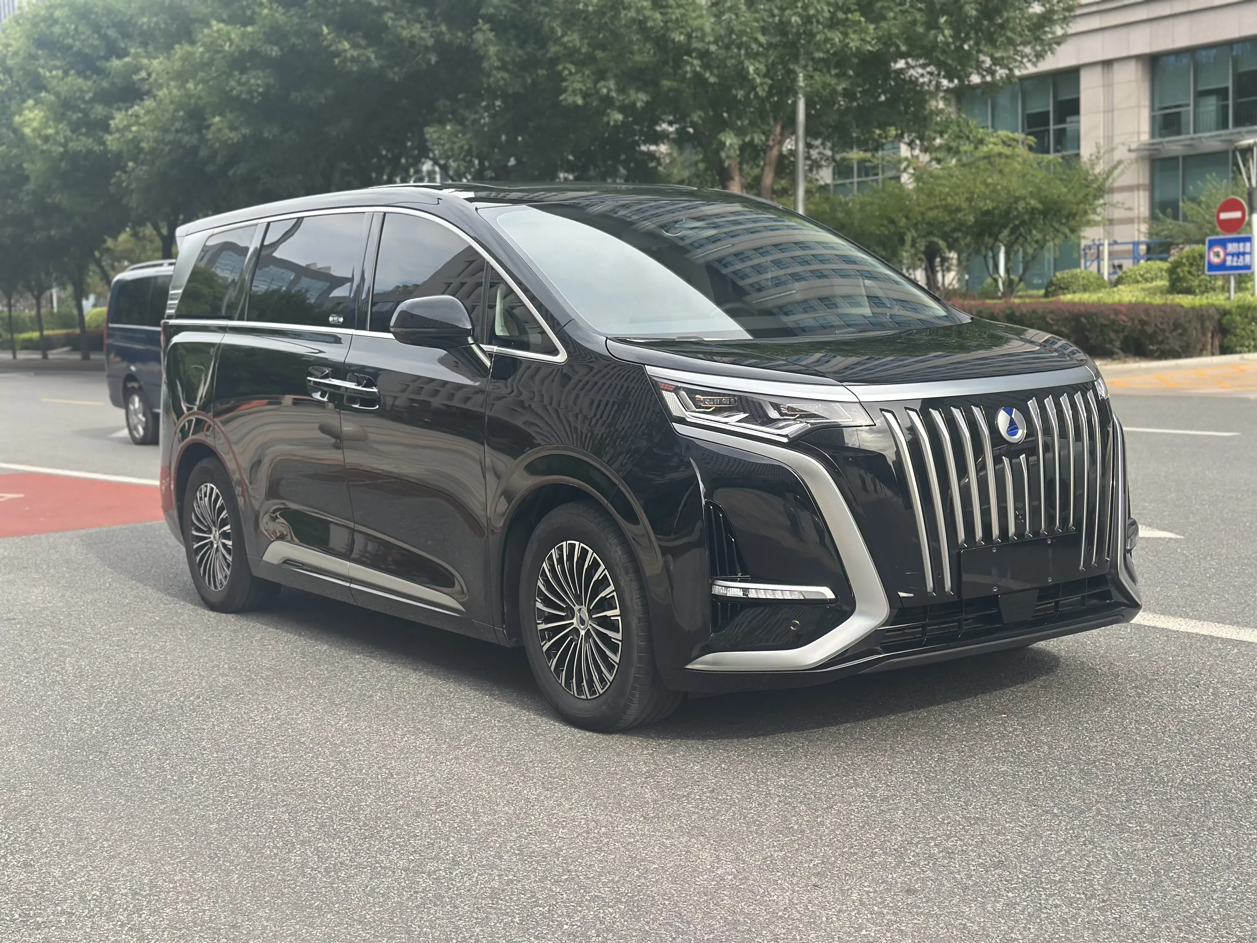Denza D9 EV