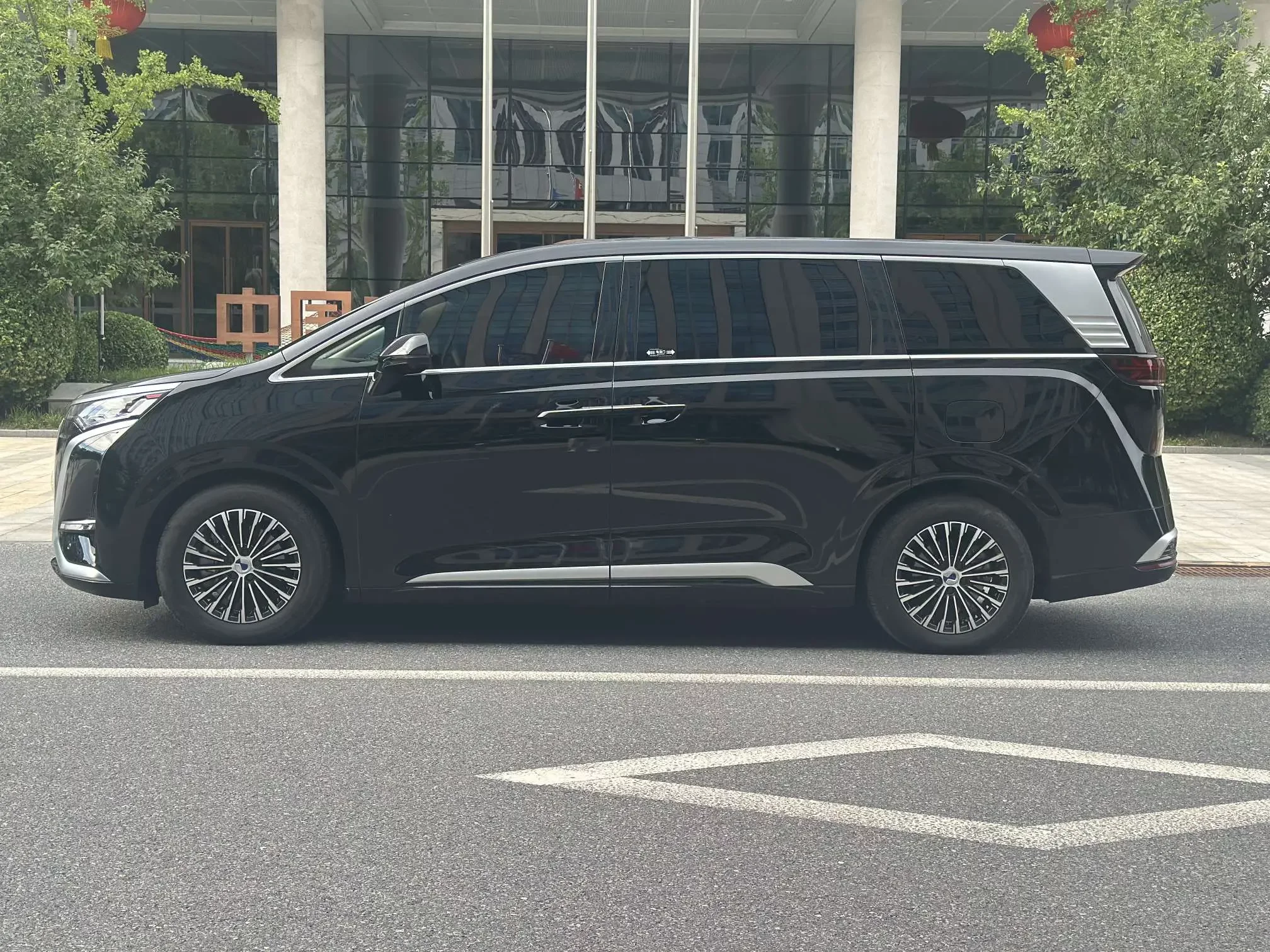 Denza D9 EV