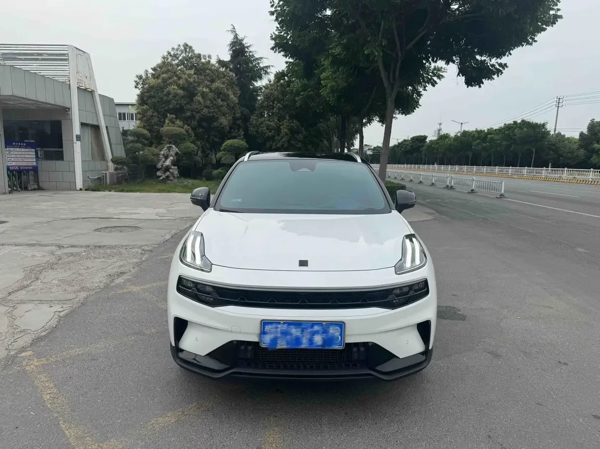 Lynk & Co 06