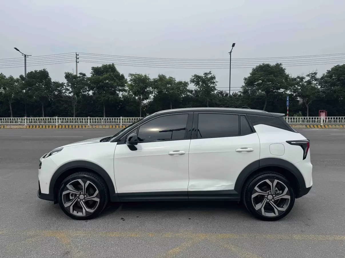 Lynk & Co 06