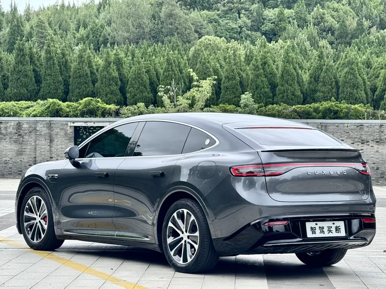 Luxeed Zhijie R7