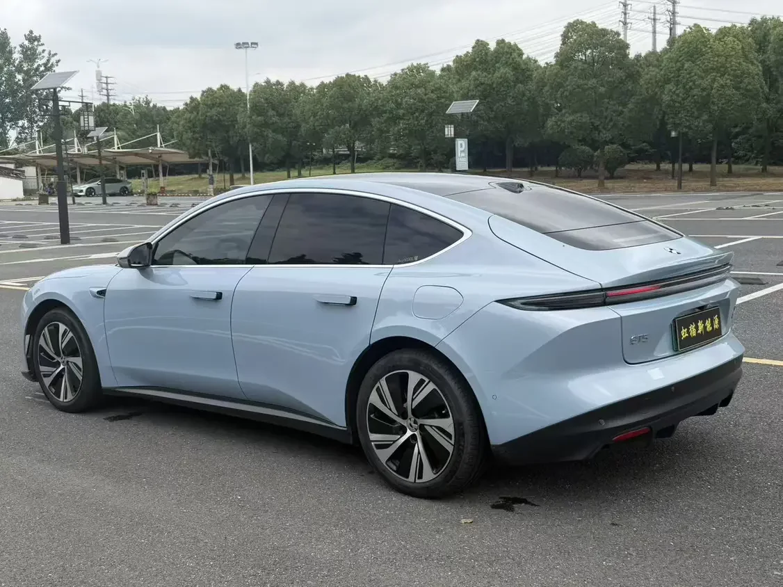NIO ET5