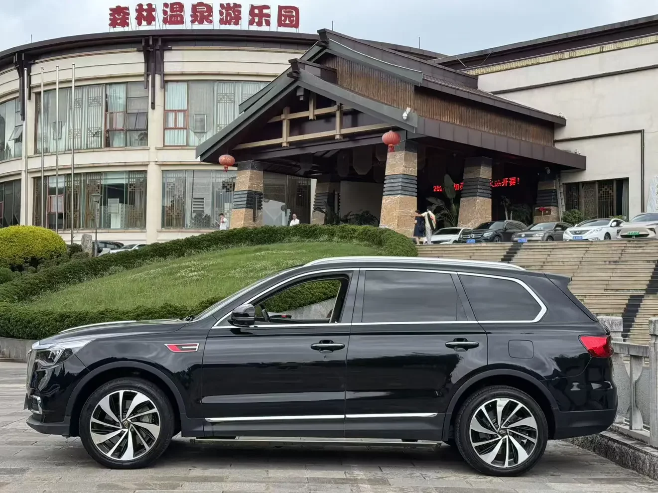 Hongqi HS7