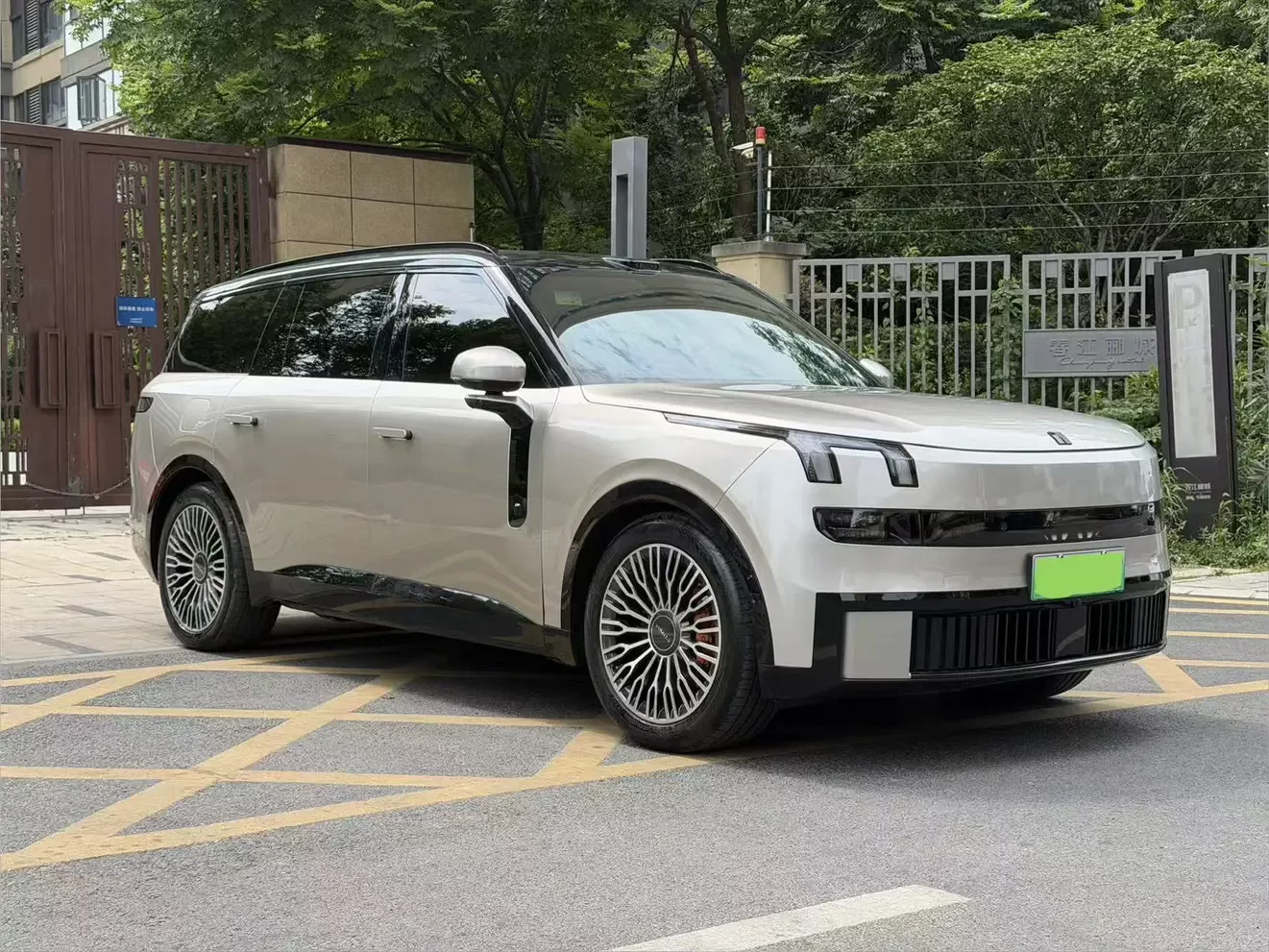 Lynk & Co 900