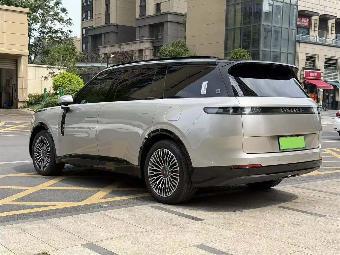 Lynk & Co 900