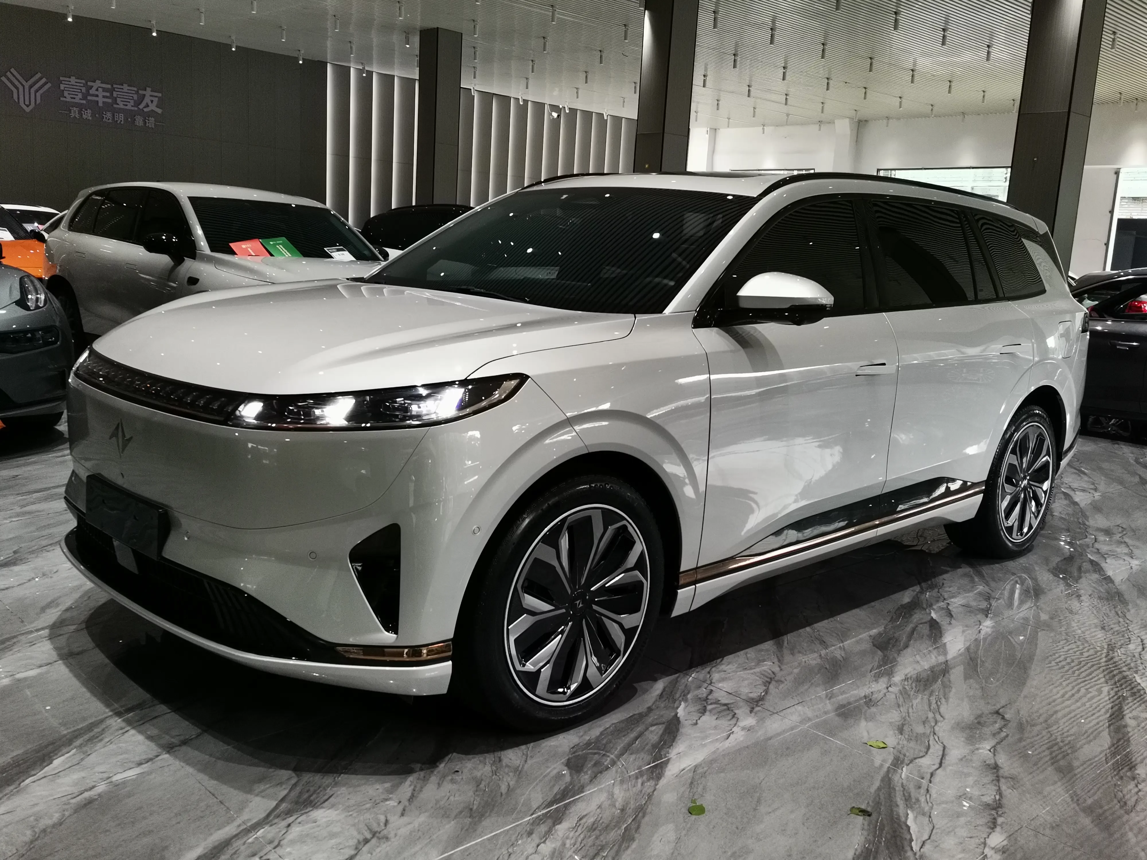 Dongfeng Yipai 008  из Китая