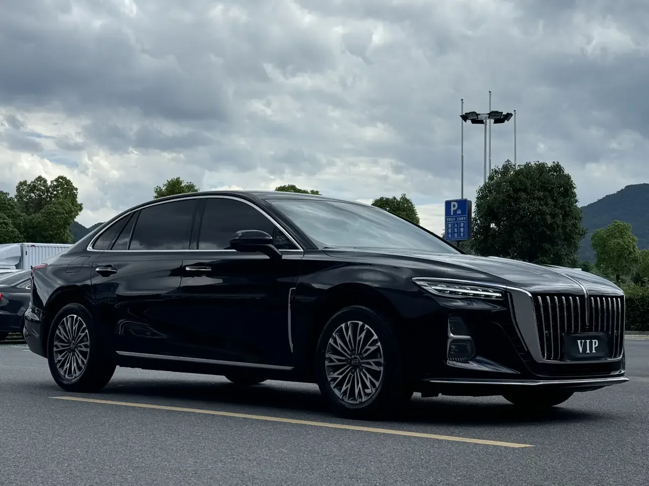 Hongqi H5  из Китая