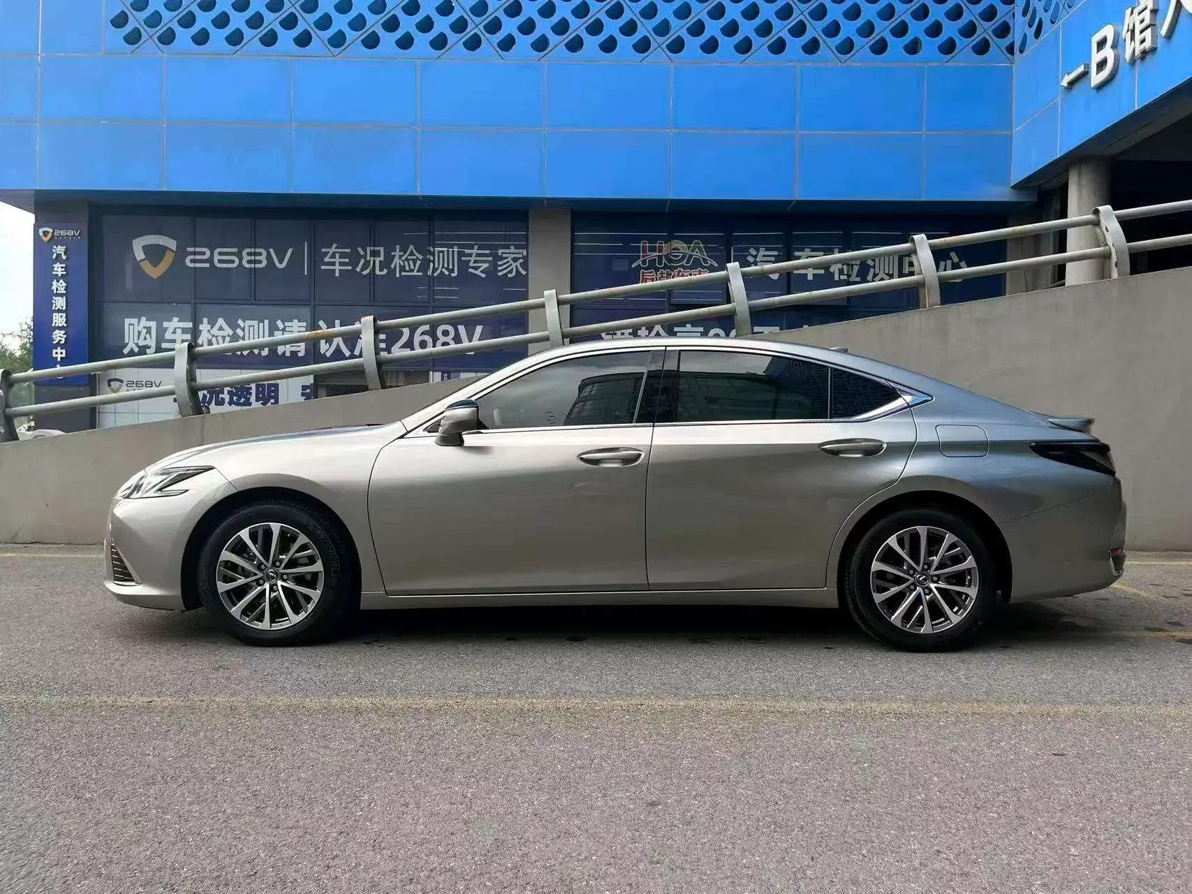 Lexus ES