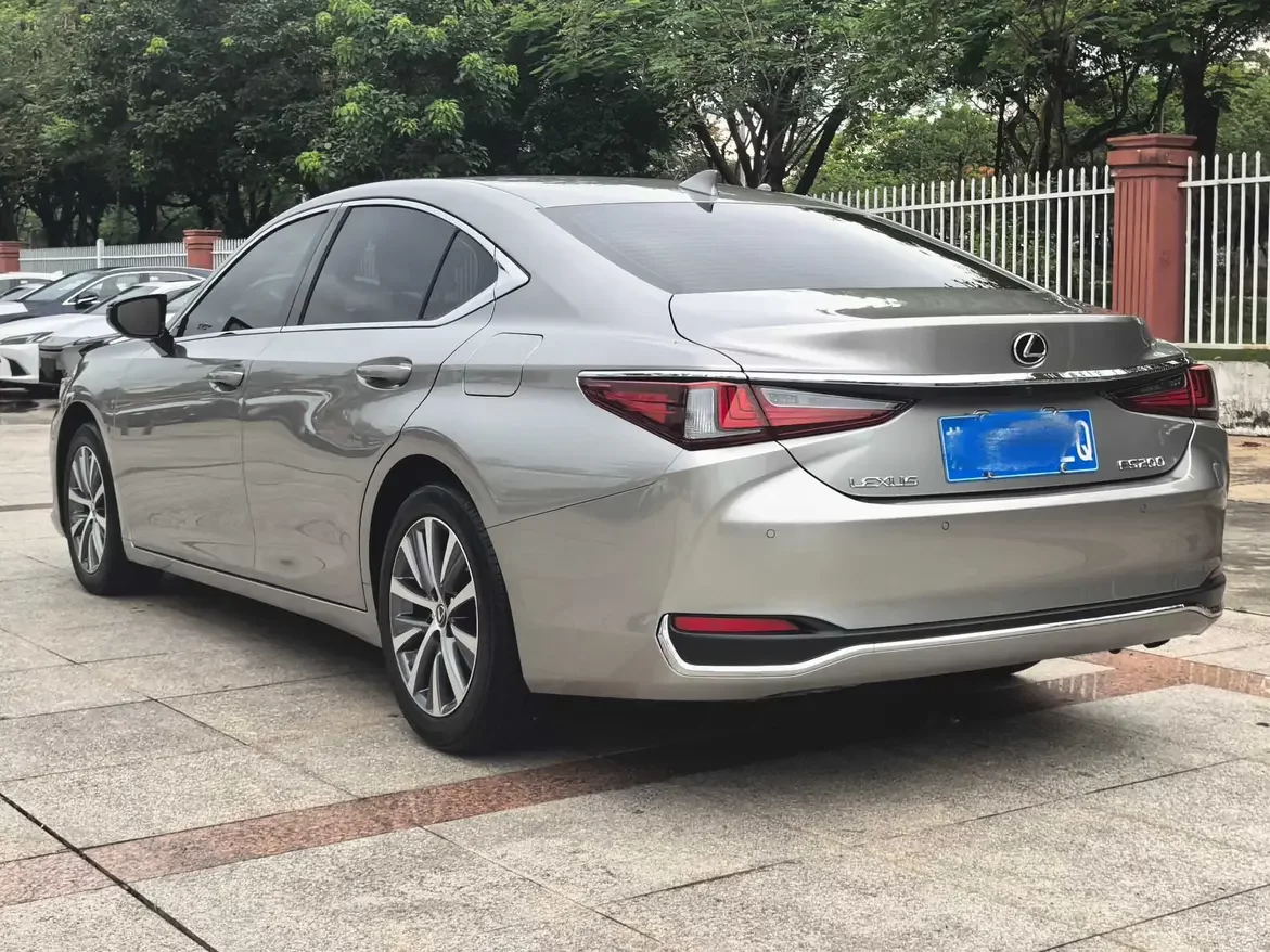 Lexus ES
