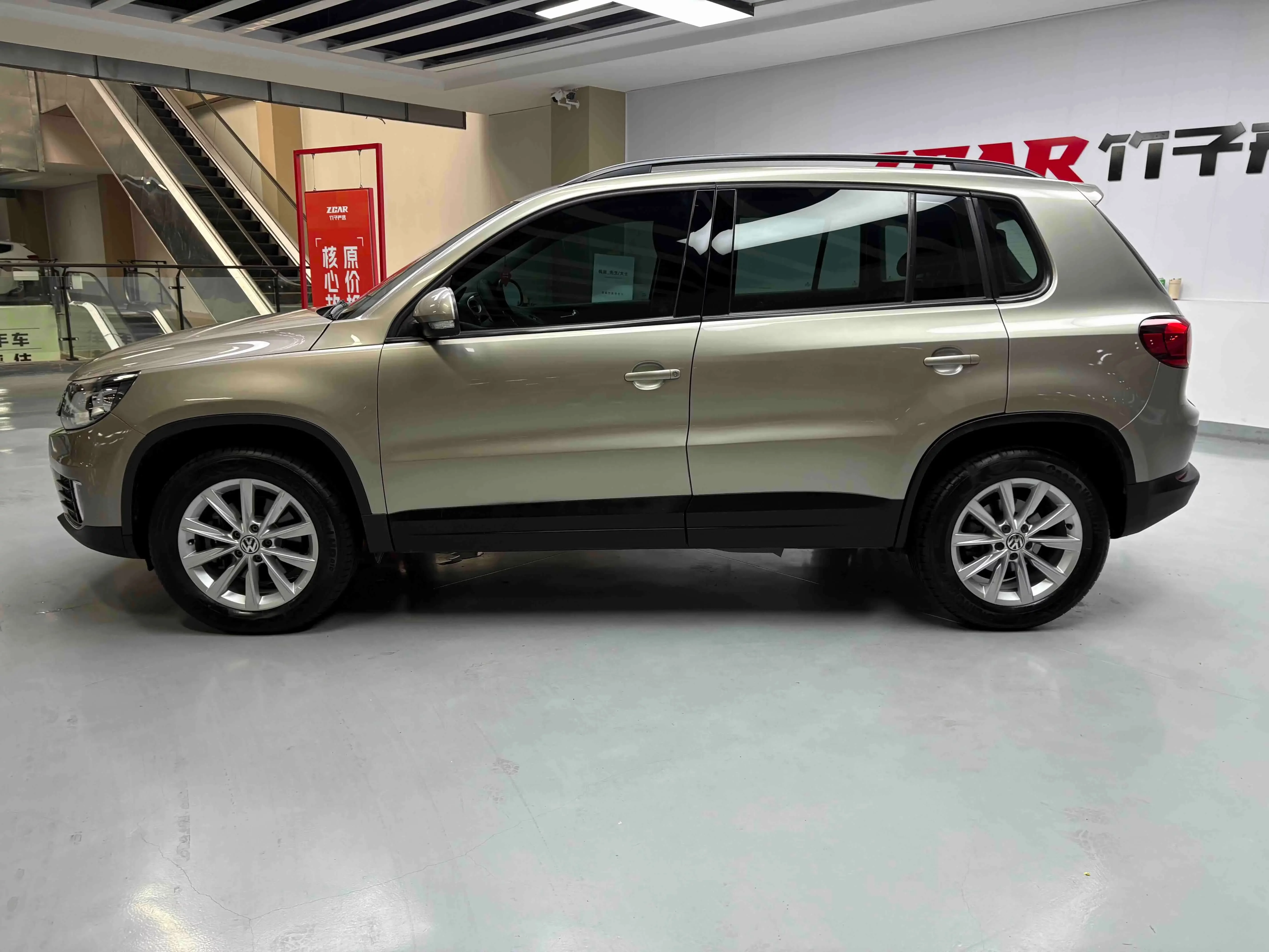 Volkswagen Tiguan (Tharu)