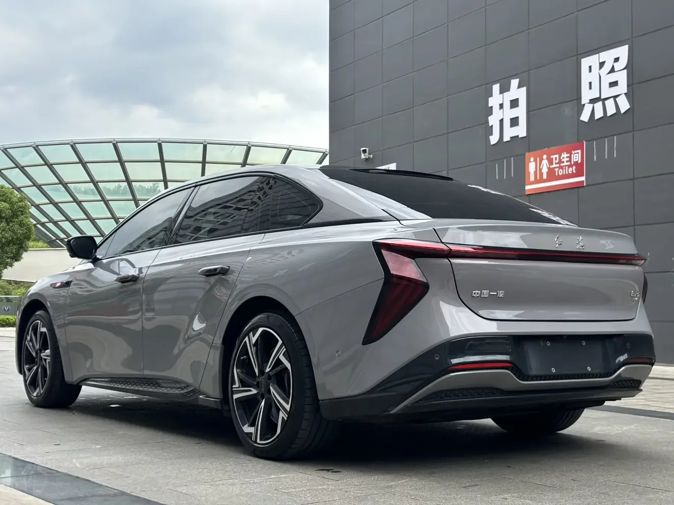 Hongqi EH7