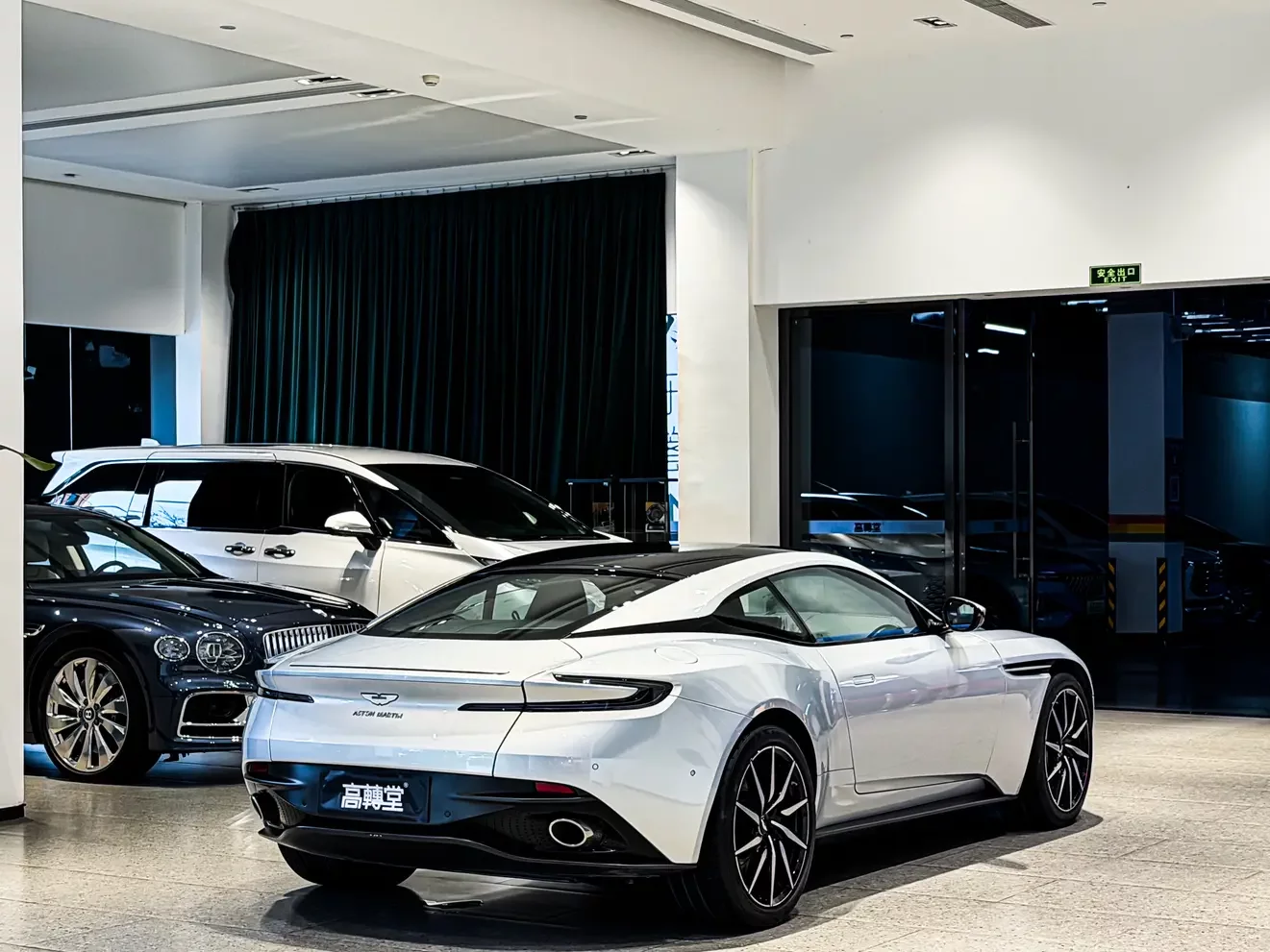 Aston Martin DB11