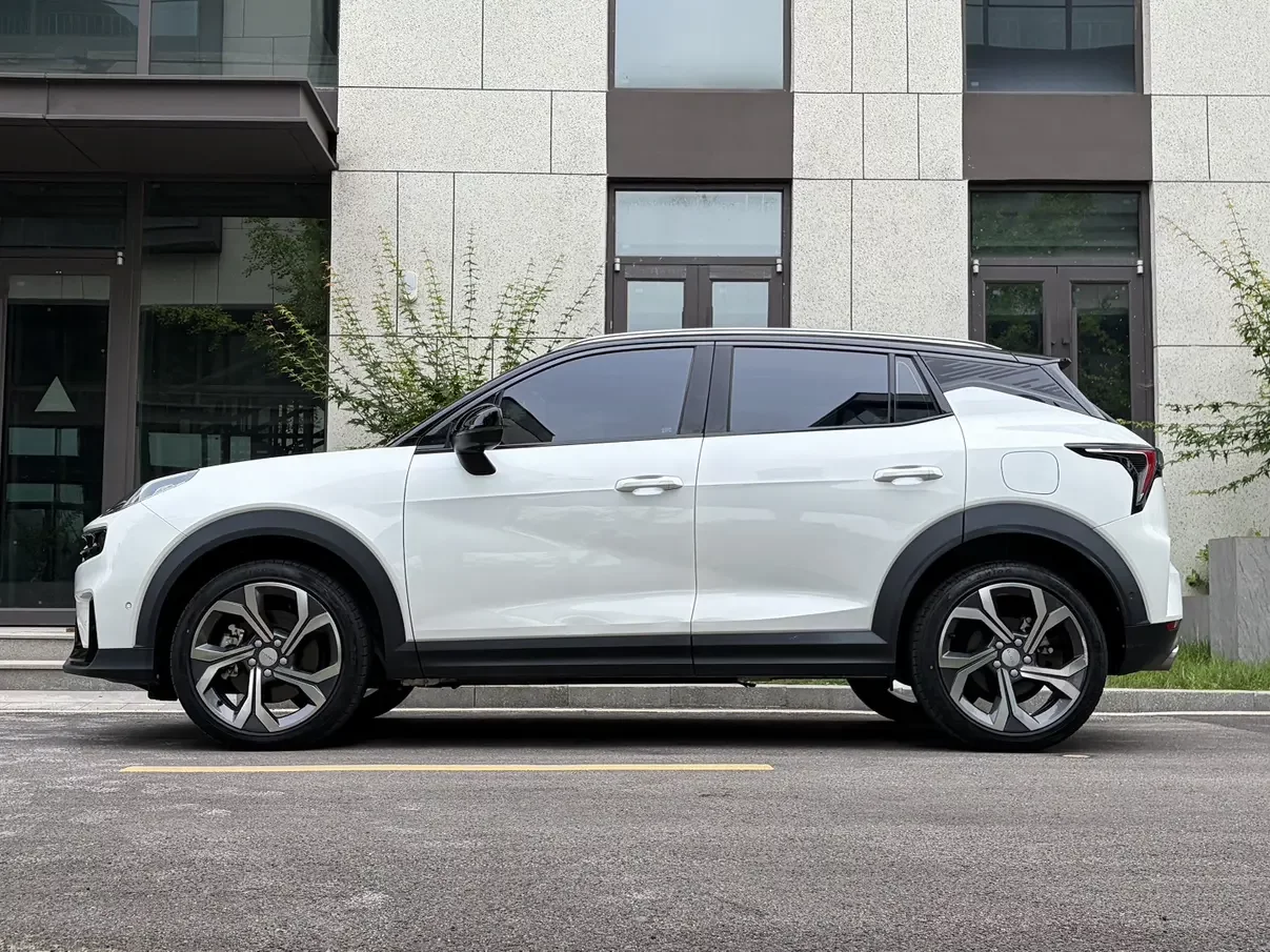 Lynk & Co 06