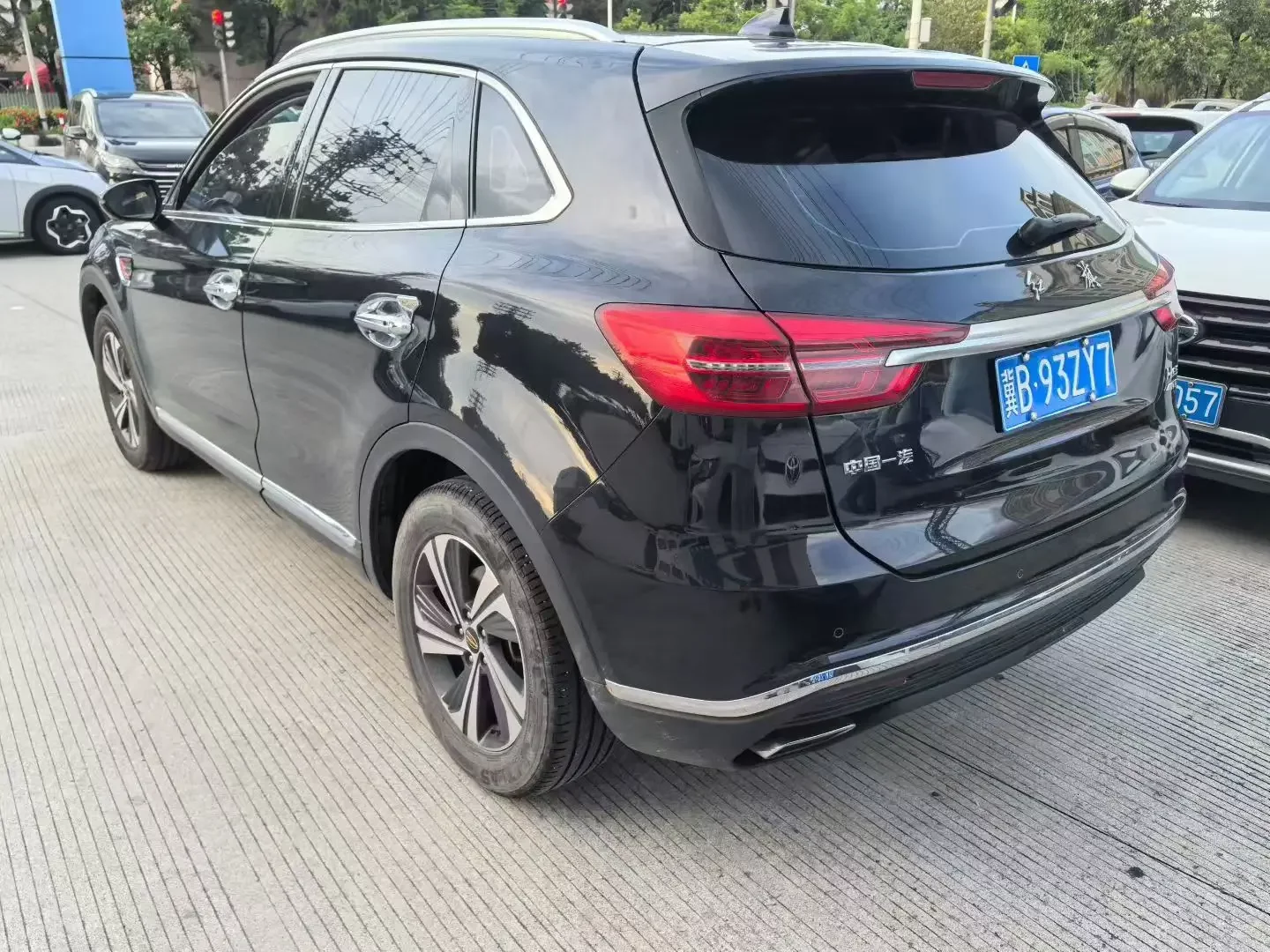 Hongqi HS5