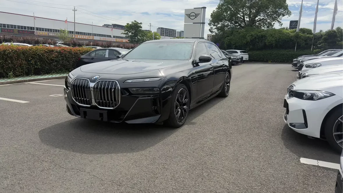 BMW i7
