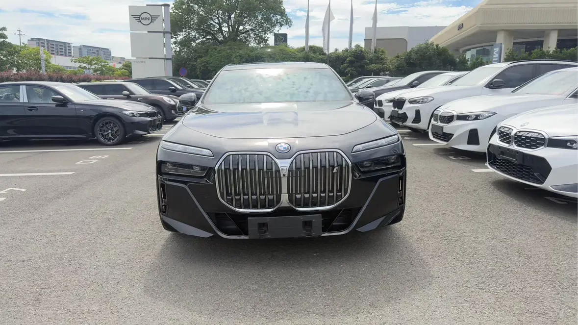 BMW i7