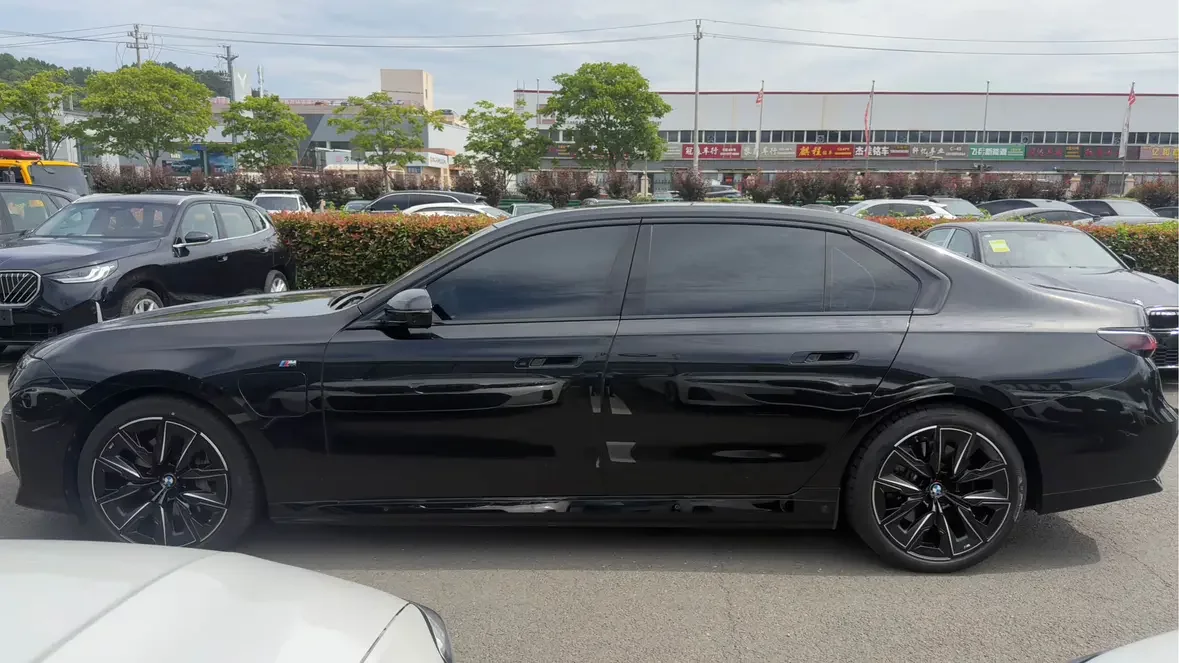 BMW i7