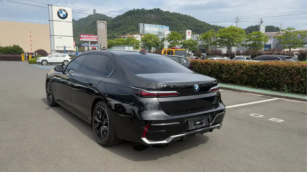 BMW i7