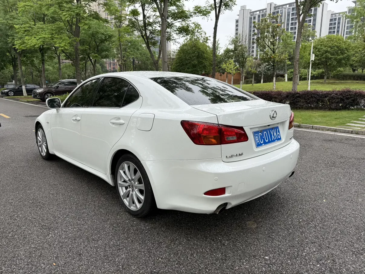 Lexus IS