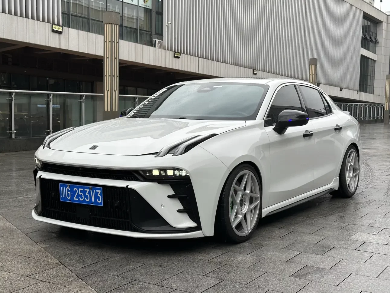 Lynk & Co 03