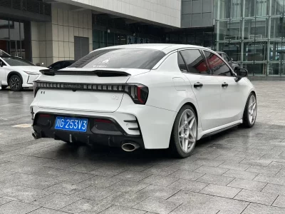 Lynk & Co 03