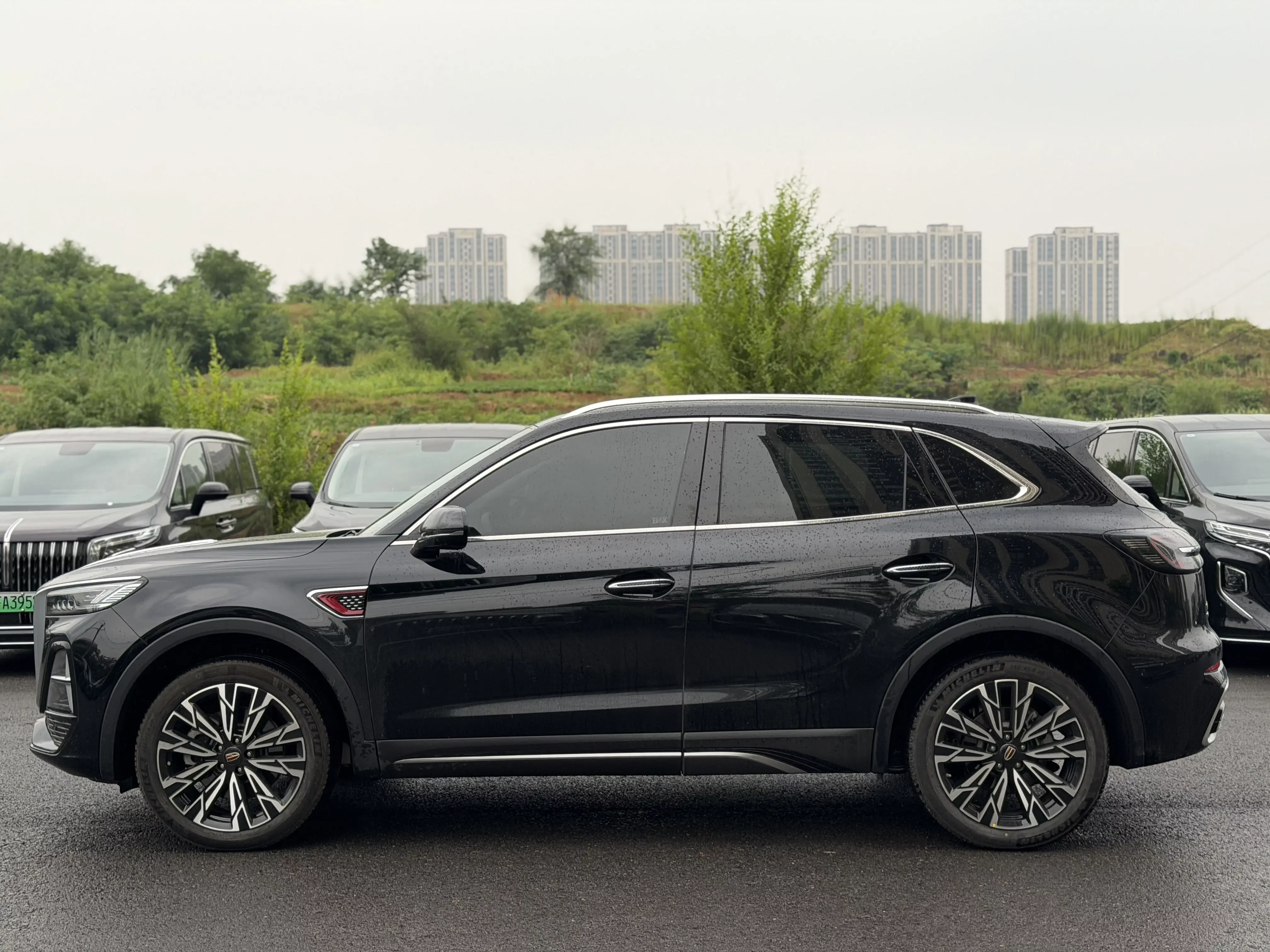 Hongqi HS5