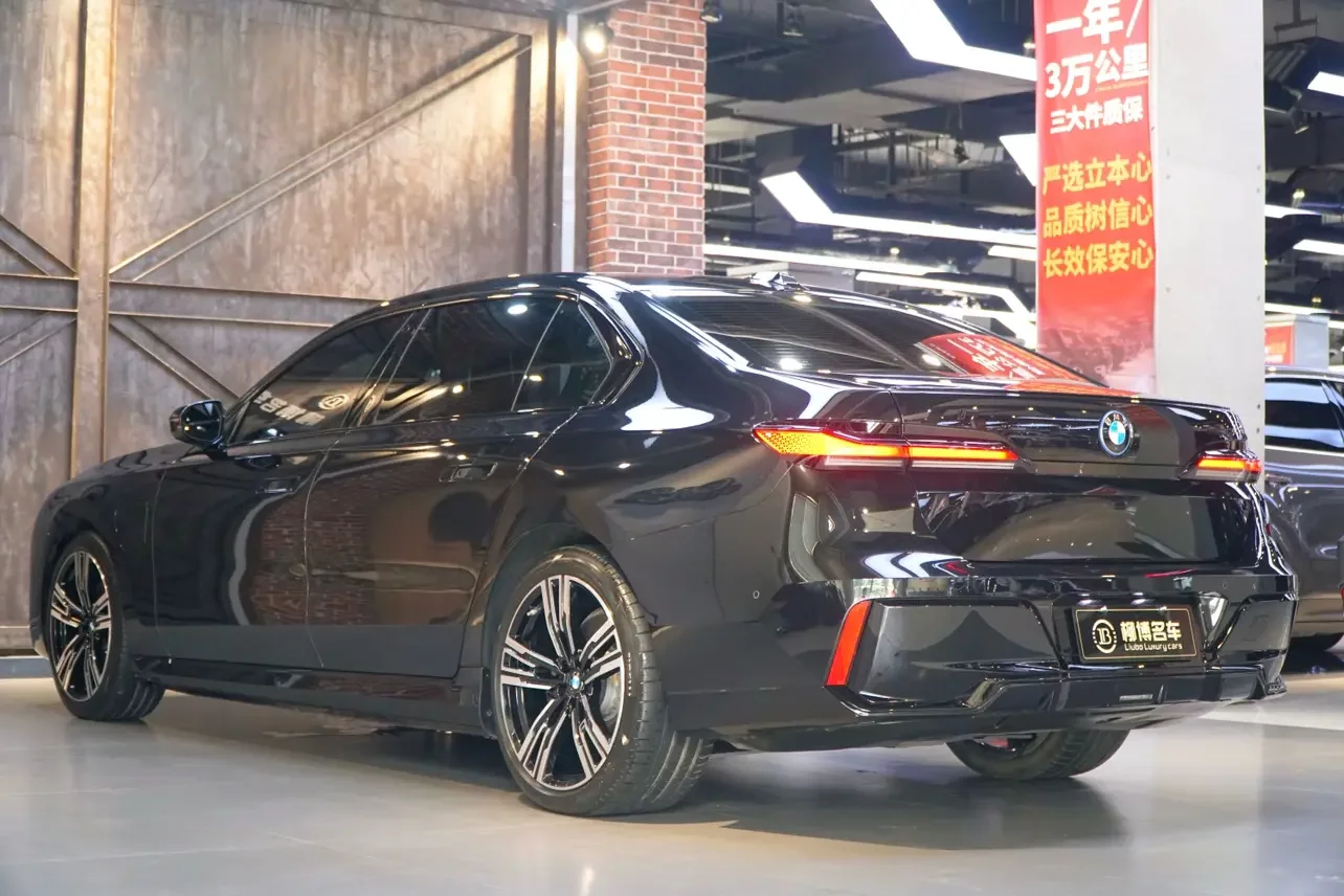 BMW i7