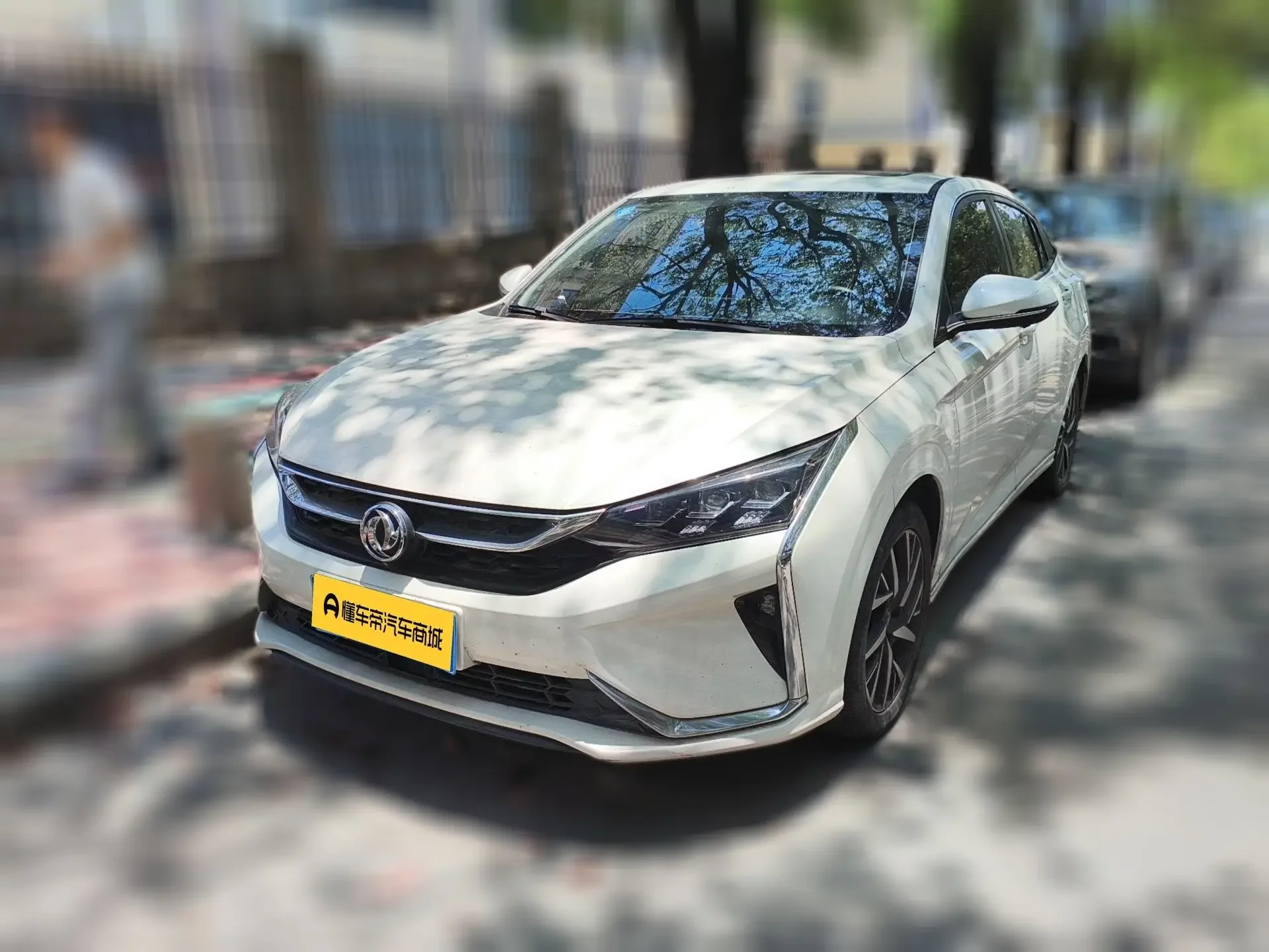 Dongfeng Yixuan  из Китая